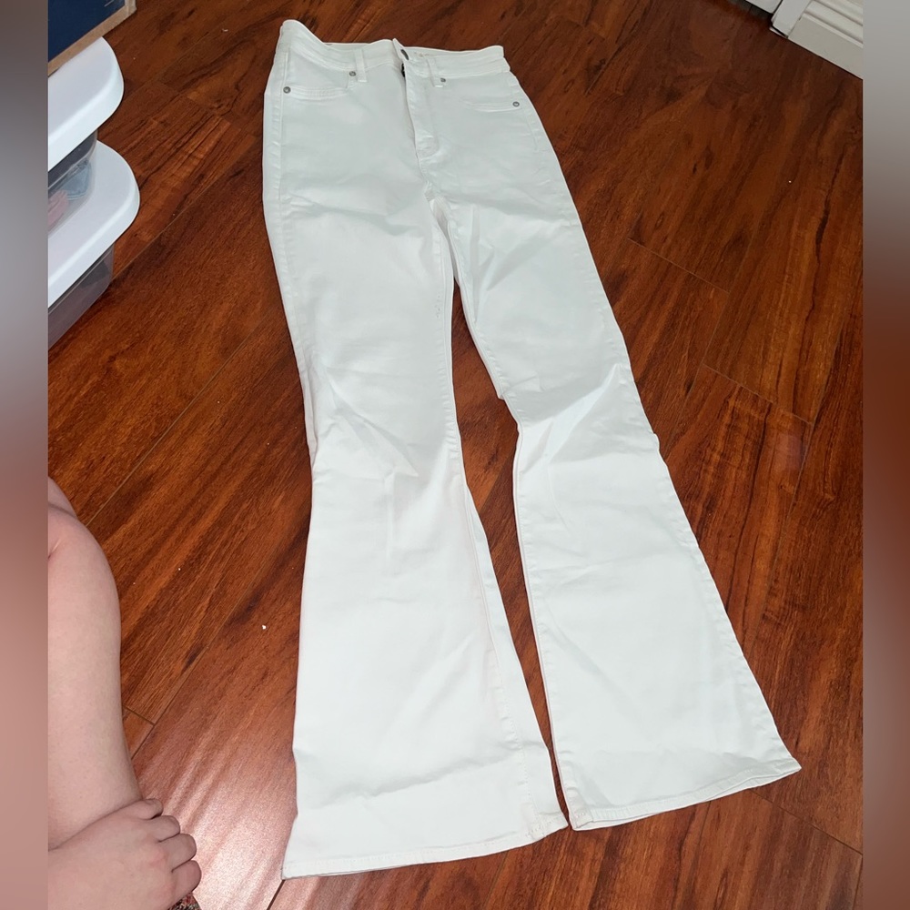 WHITE HIGH RISE FLARE AMERICAN EAGLE JEANS